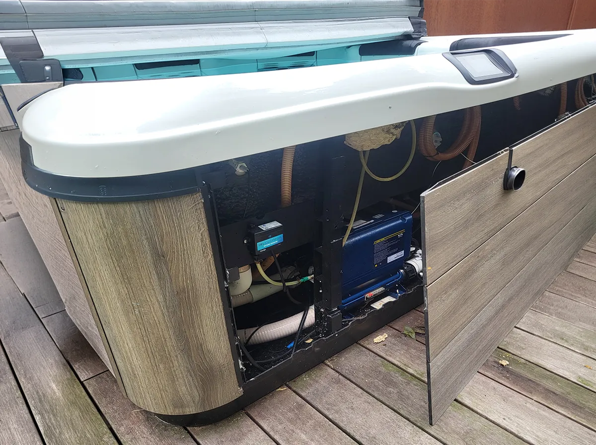 Wespennest unter der Whirlpool-Verkleidung