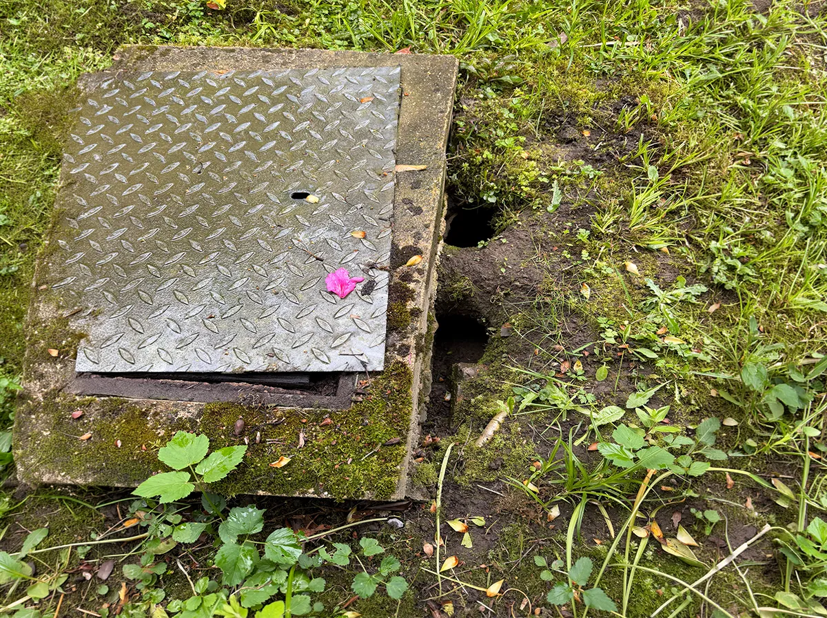 Rattenloecher-an-schachtanlage-aussenbereich