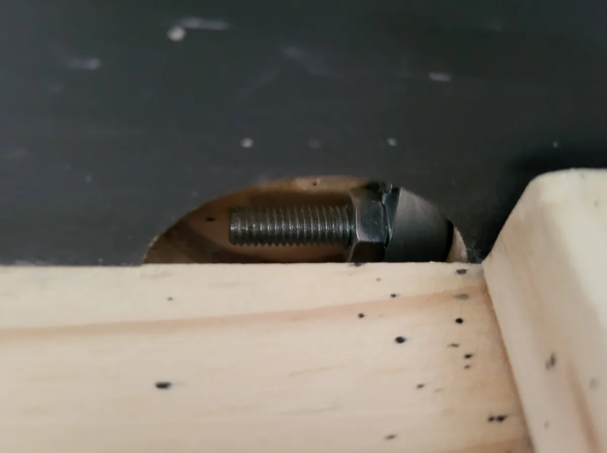 Bettwanzenversteck an Bettgestell-Schrauben