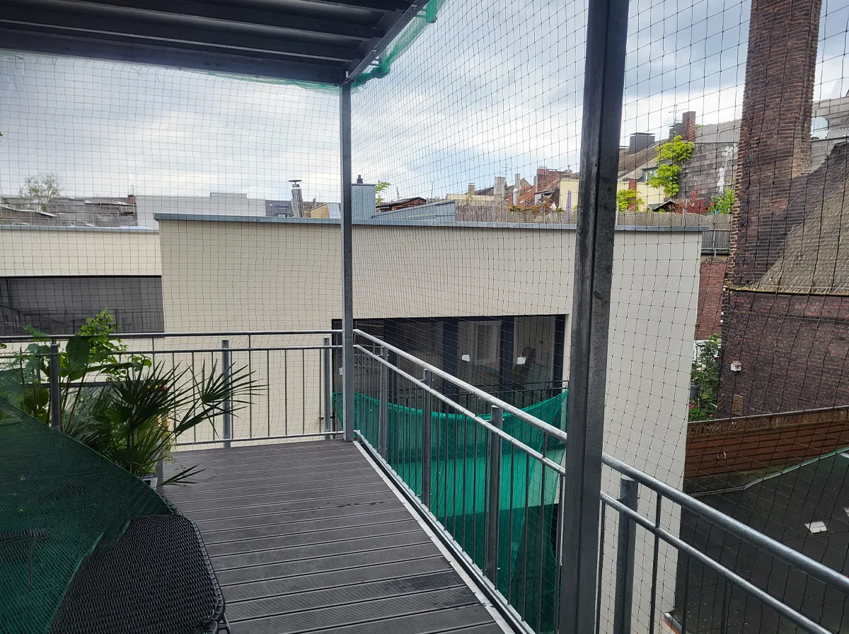 taubenschutznetz-balkon-mehrfamilienhaus-duesseldorf.